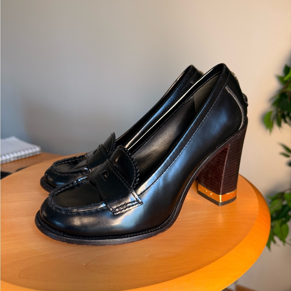 Elegant Black Leather Heeled Loafers